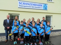 Andreas Lamer übergibt die neuen Skiroller an die Kinder